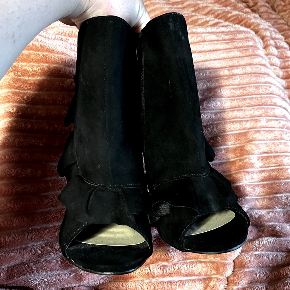 JUSTFAB SUEDE BLACK BOOTIE SIZE 8
